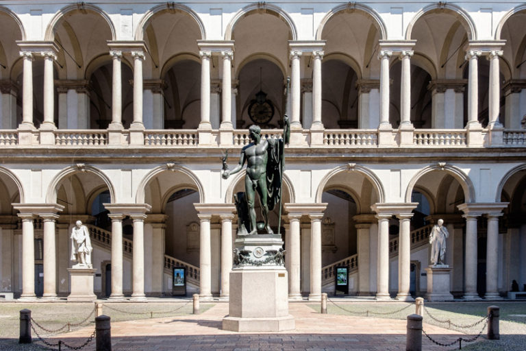 Uma Passagem Por Favor_Pátio interno_Pinacoteca di Brera_Milão_Itália