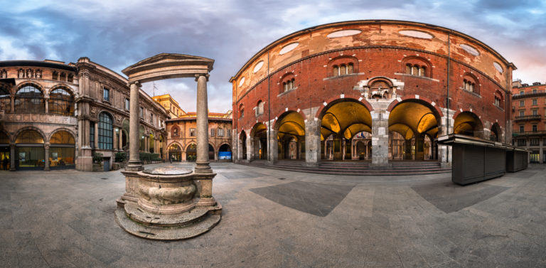 Uma Passagem Por Favor_Palácio da Razão_Praça do Mercado_Milão_Itália