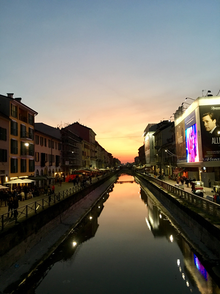 Uma Passagem Por Favor_Navigli a noite_Milão_Itália