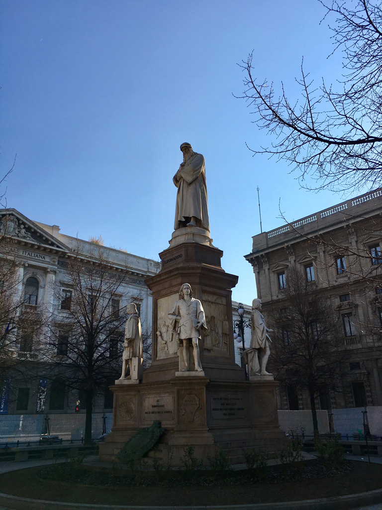 Uma Passagem Por Favor_Estátua Leonardo Da Vinci_Piazza de la Scalla_Milão